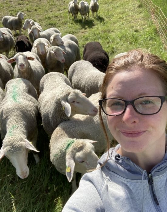 Biohof Gnigler - Sabrina mit den Schafen